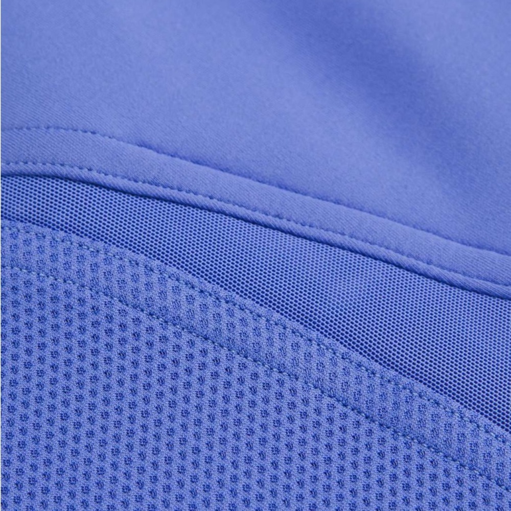 Lululemon Everlux and Mesh HR Training Tight 21” & High-Neck Train Bra
I… - Picture 9 of 10